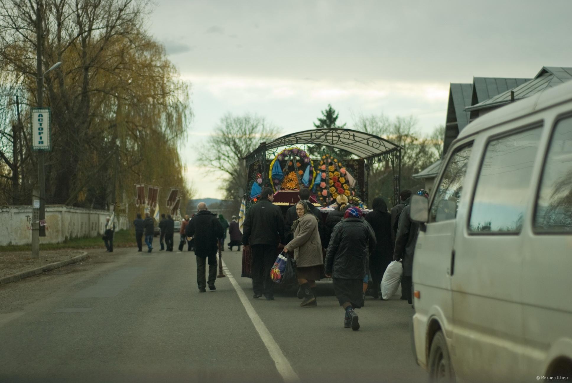 Идет похоронная процессия. Похоронная процессия. Похоронная процессия роз 1969. Похоронная процессия в Москве. Похоронная процессия в деревне.